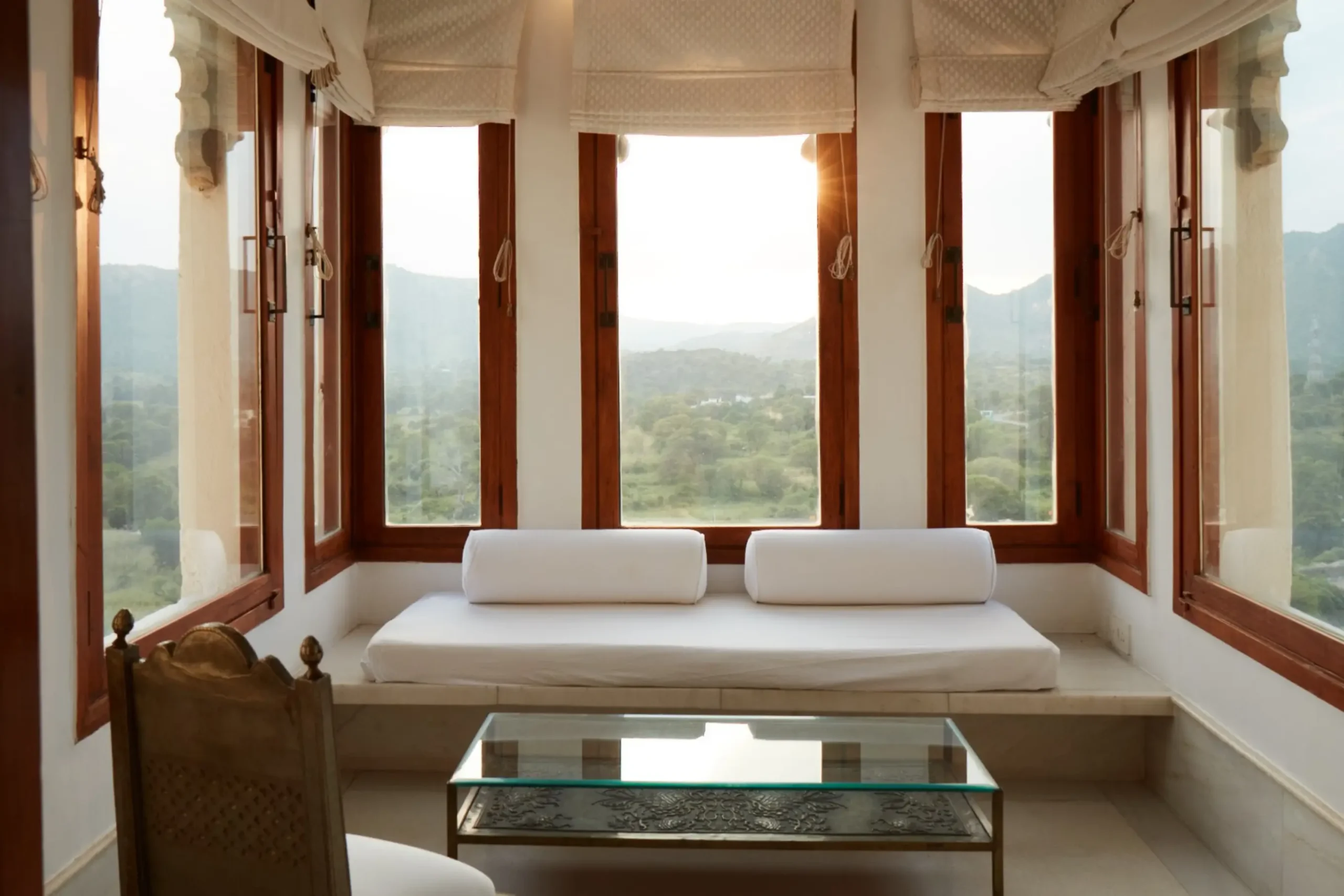 18. Aravali Suite (Sitting Area x View of the Aravalis) - RAAS Devigarh