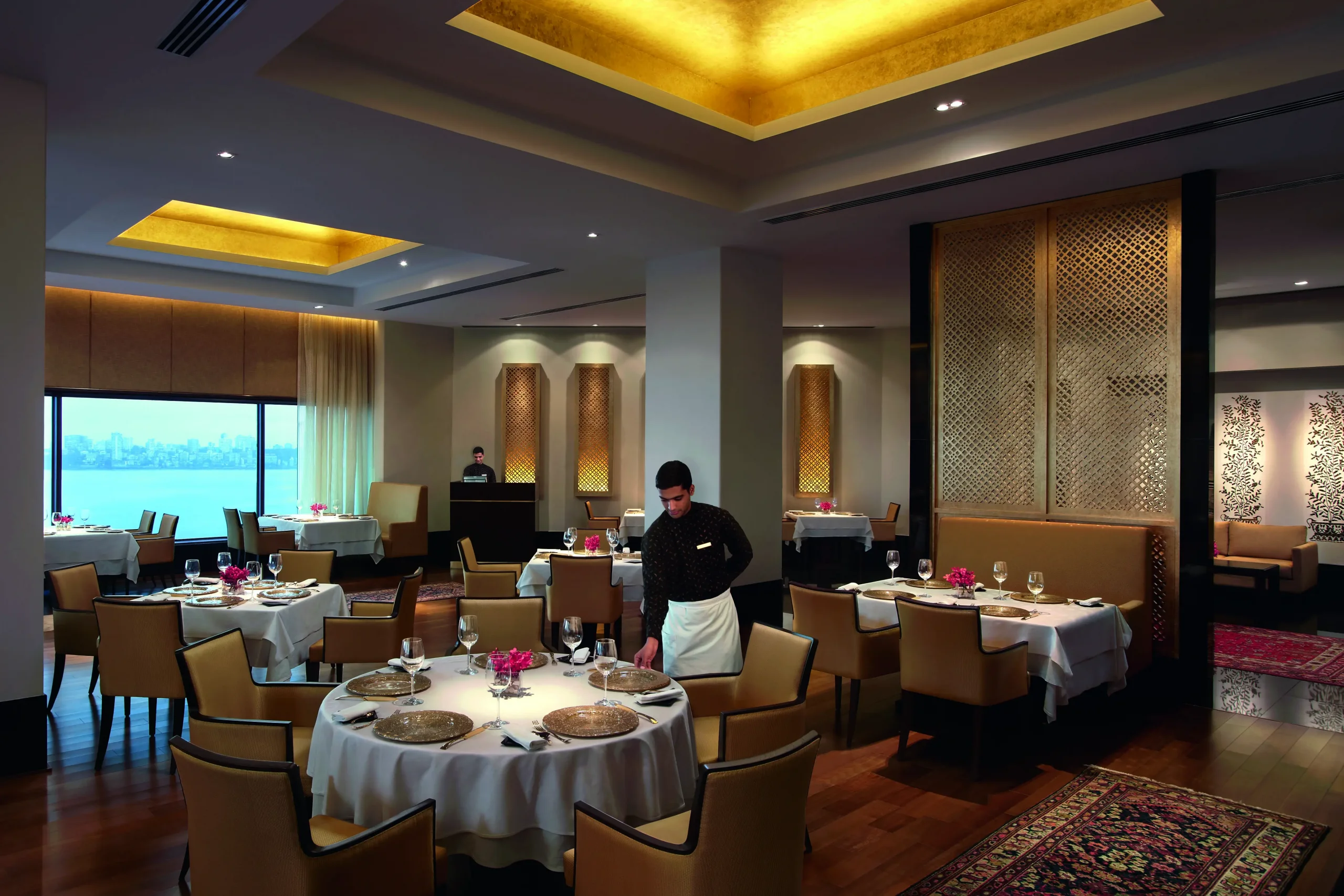 698c1ecb0009b_110204-tom-ziya-interior-view-with-peole_1