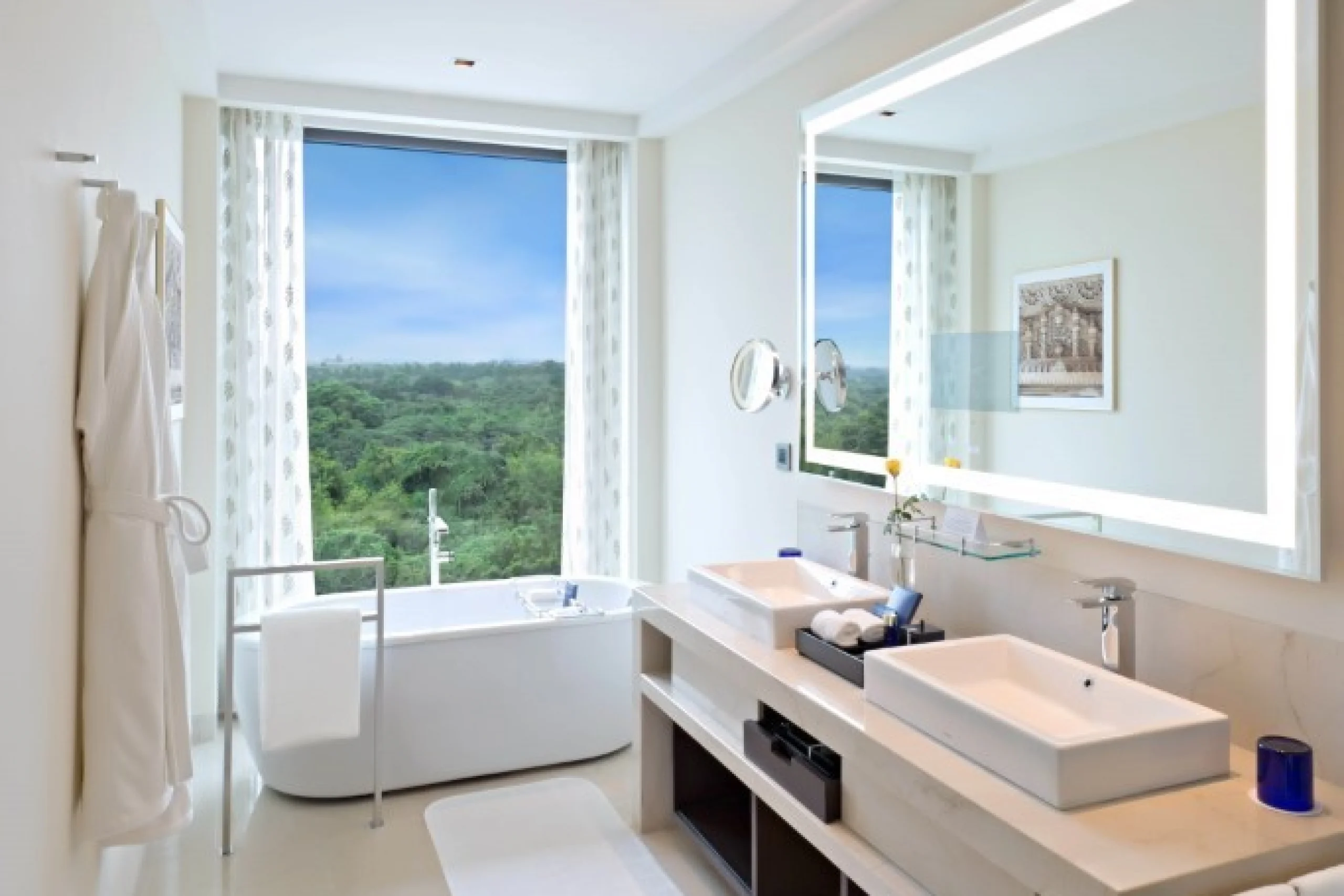 698c44d7a9e81_143729-premier-plus-bathroom-