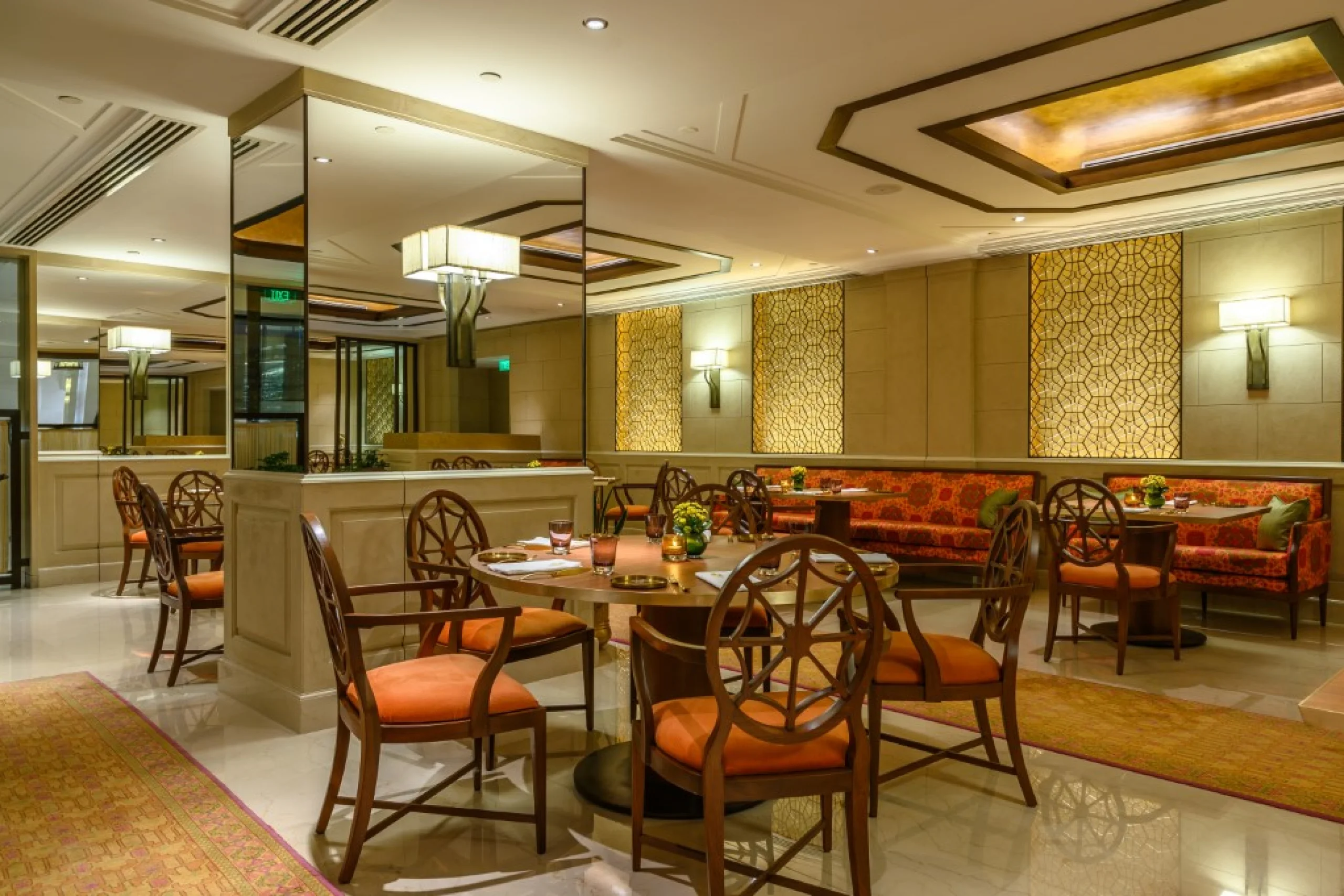 698c45b319ed3_the-oberoi-new-delhi-dhilli-interiors-communal-round-table-seating-arrangement