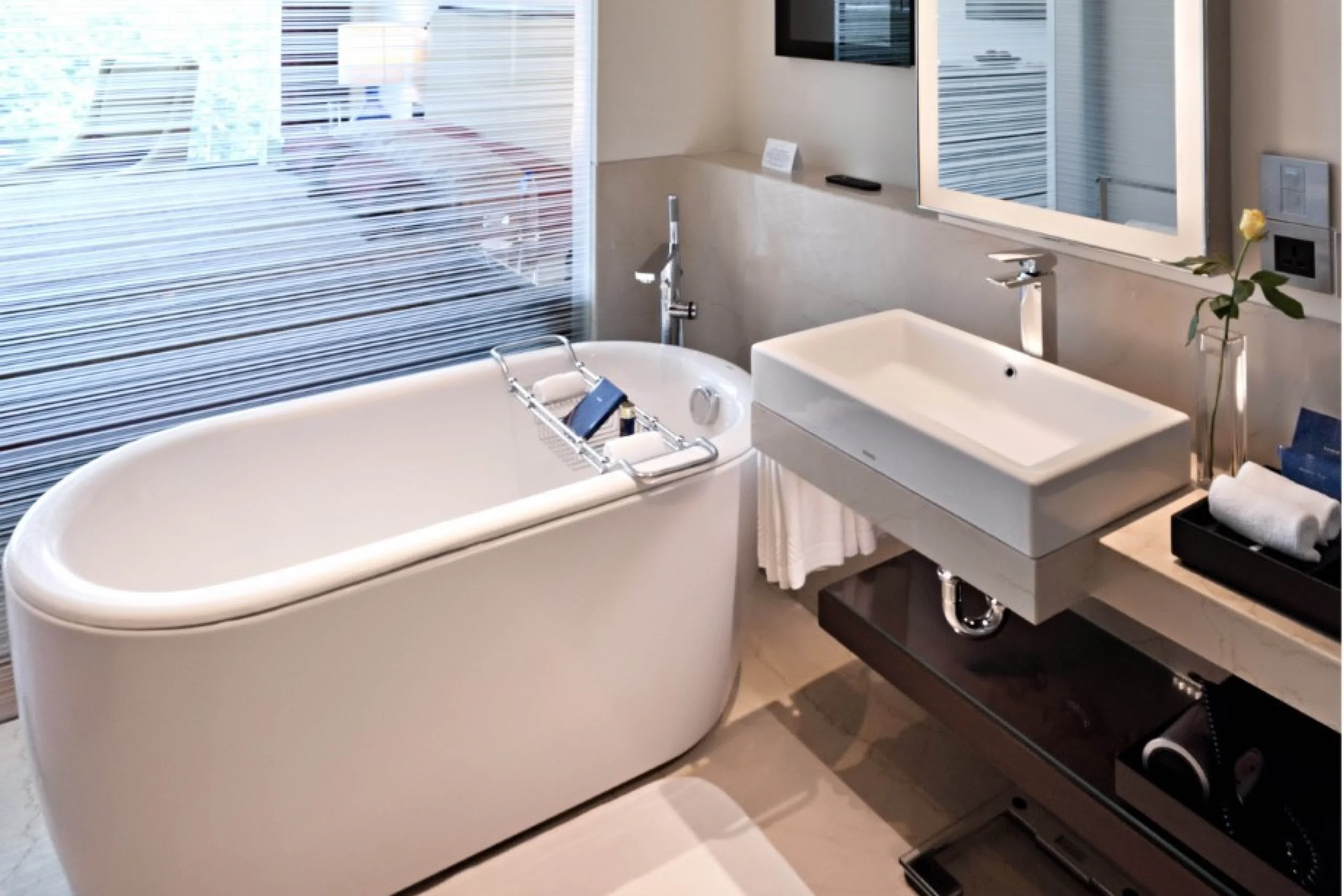 698c4657bdeac_143728-luxury-room-bathroom