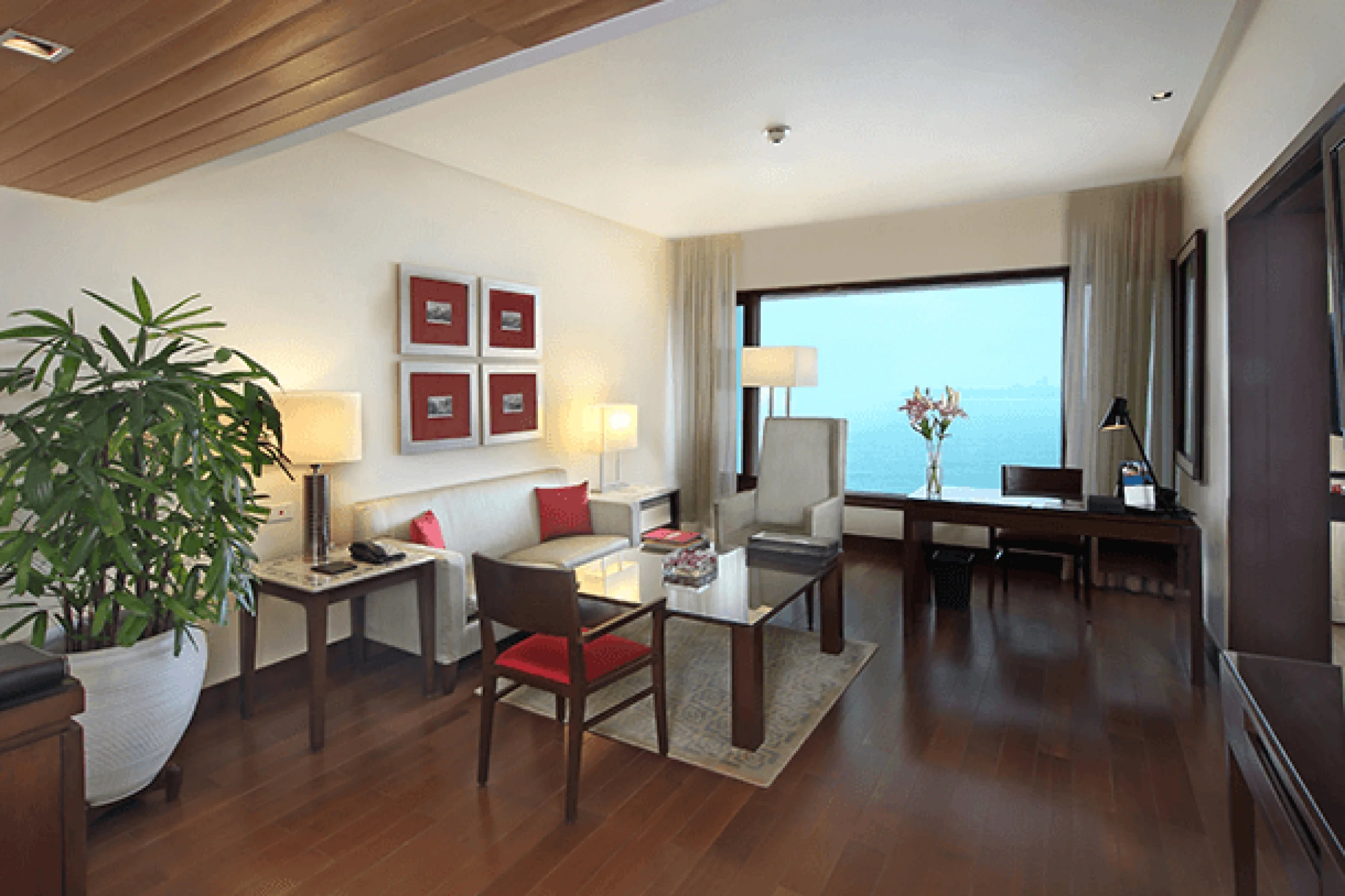 698c4d441f057_101735-mumbai-room-suite-deluxe-suite-living-room
