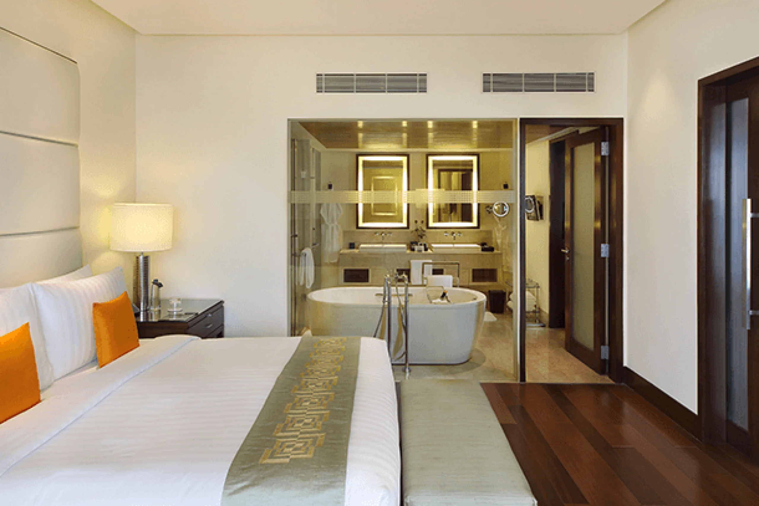 698c4e5f06f8d_103601-mumbai-room-suite-oberoi-executive-suite-bedroom-2