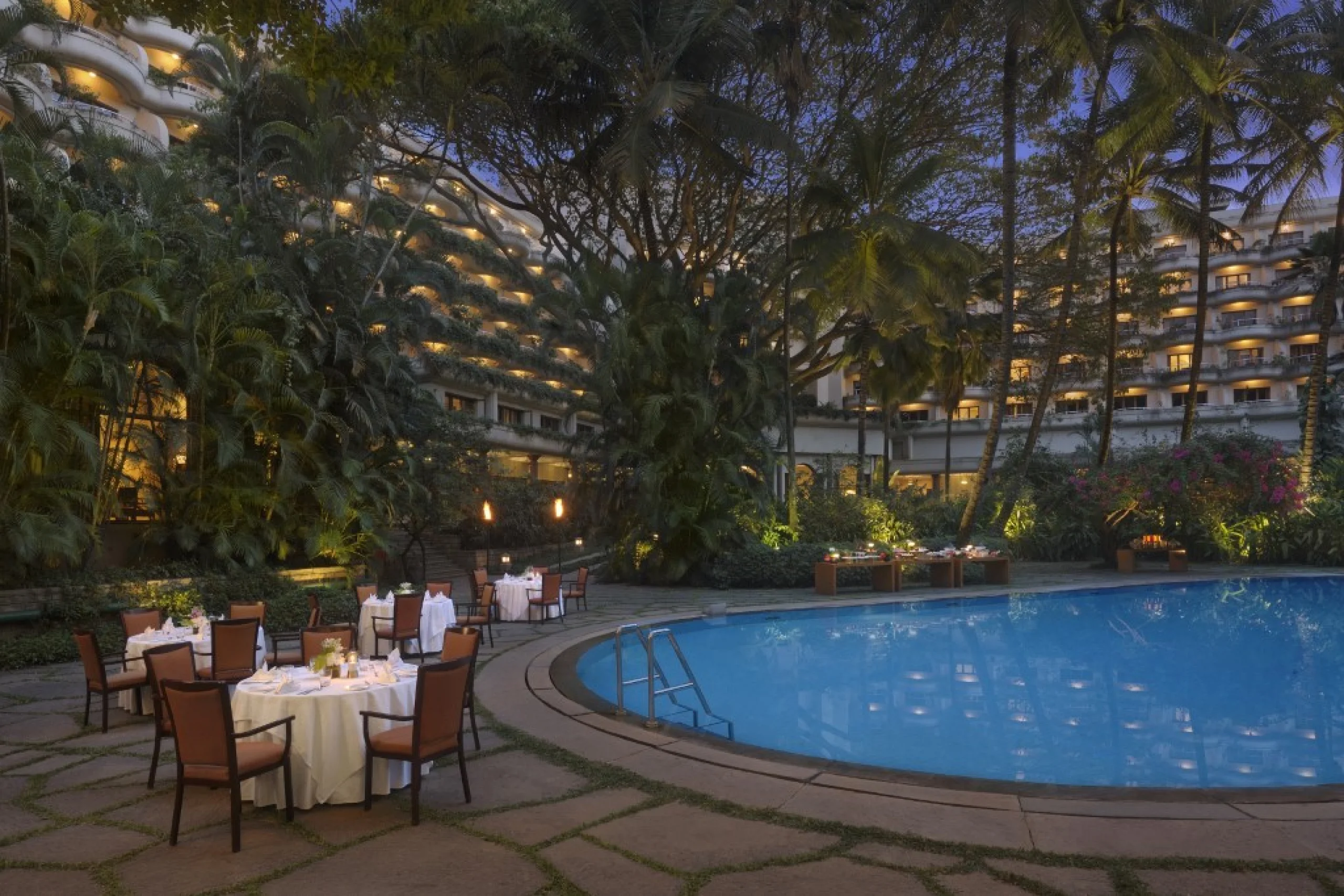 698c59b940cd1_poolside-dinner-shot