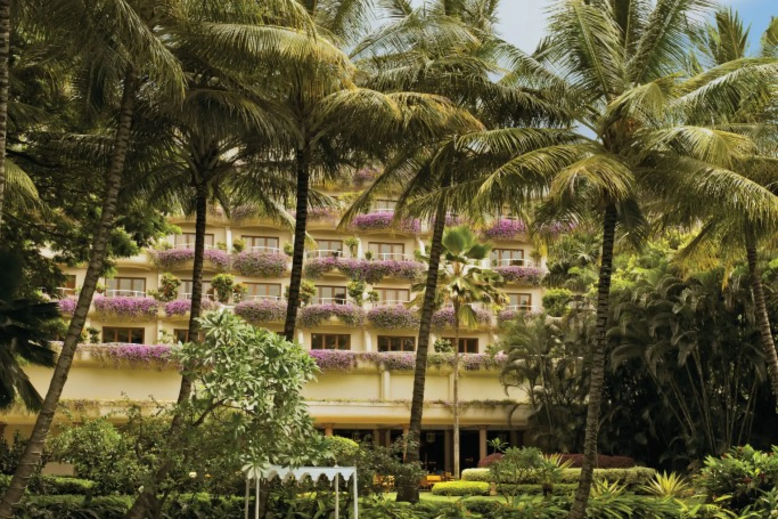 698c5a72ef943_162640-tobl-poolside-by-day_1