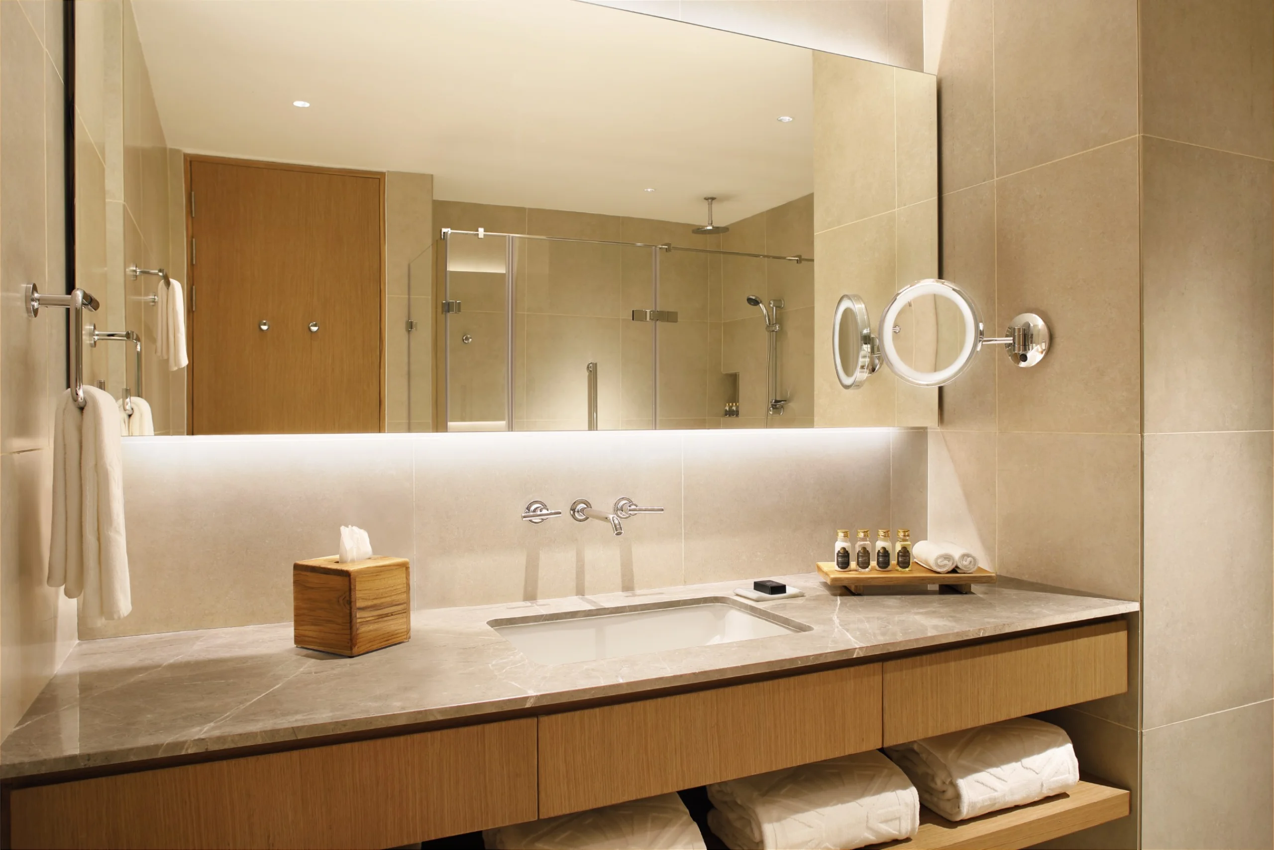 698d783e8828e_Deluxe_Twin_Bathroom-Hi_Res