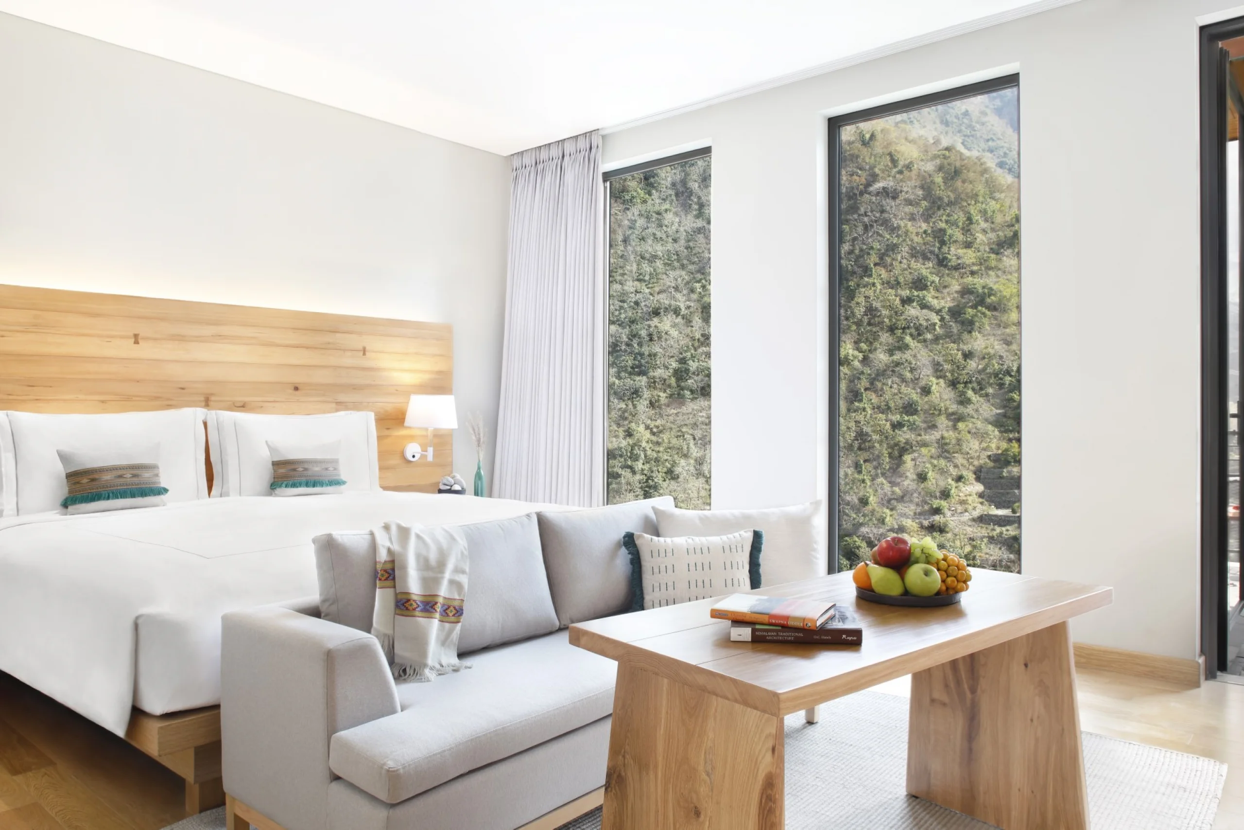 698d783f8b0a1_Deluxe_King_Bed-Hi_Res