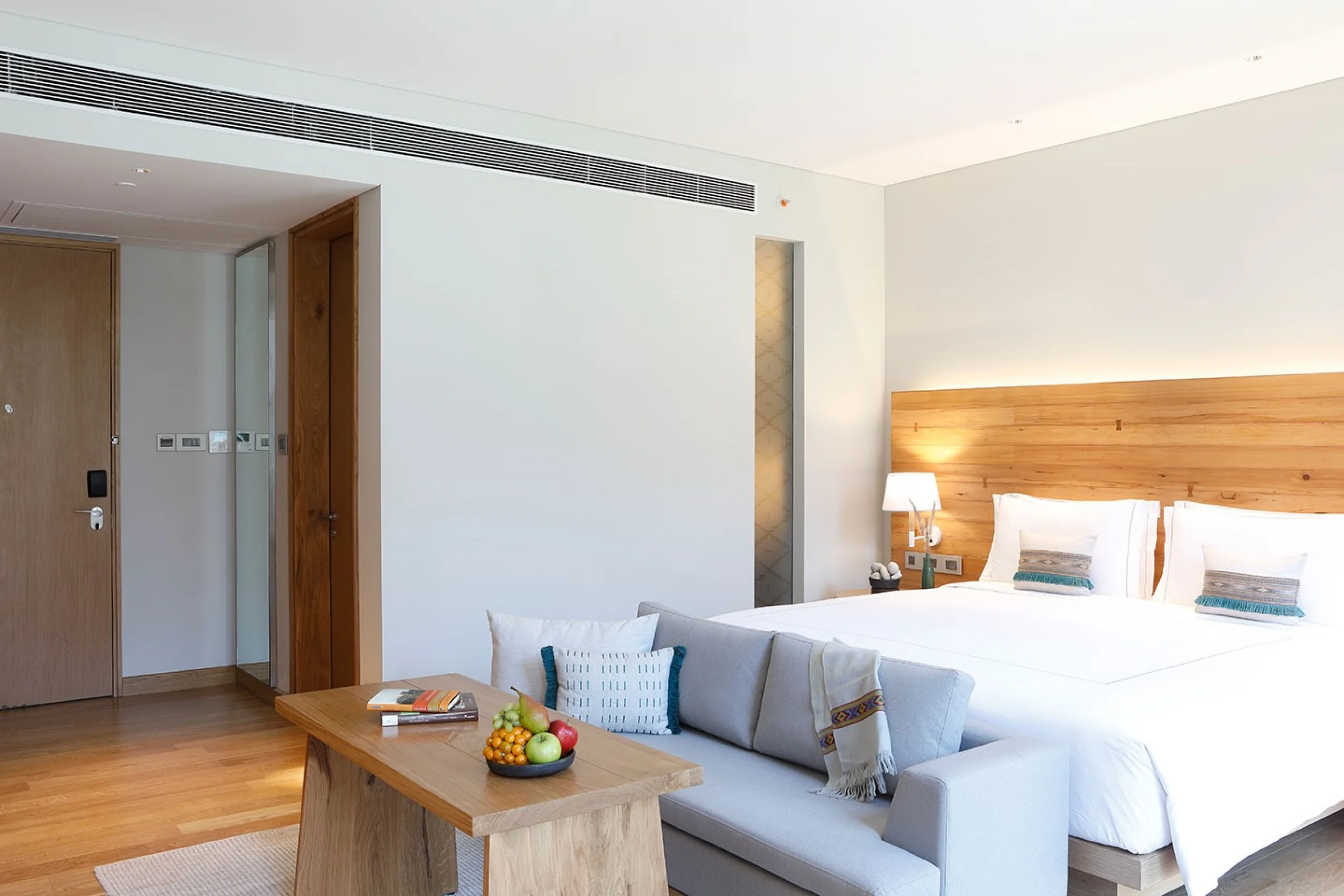 698d7844611ae__U9A3606-Deluxe-King-Bed