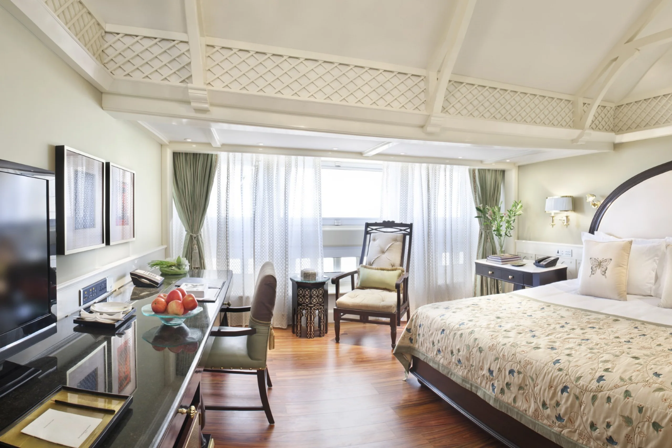 698eb9d0e5f14_Taj Club Room 1